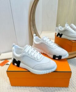 Alternative view of Sneakers Bouncing Wei?