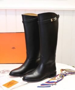 Alternative view of Kelly Schwarz