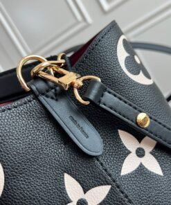 Alternative view of Bicolor Monogram Schwarz 26 cm