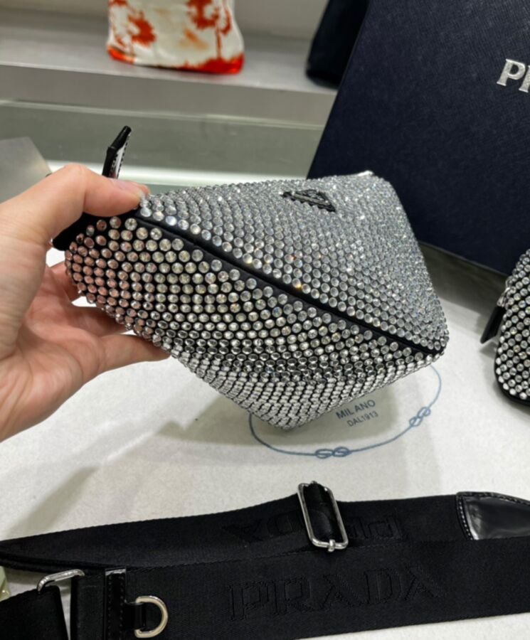 Saffiano Triangle With Crystals Schwarz 25 cm – Bild 4