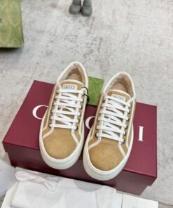 Alternative view of GG Beige Wildleder