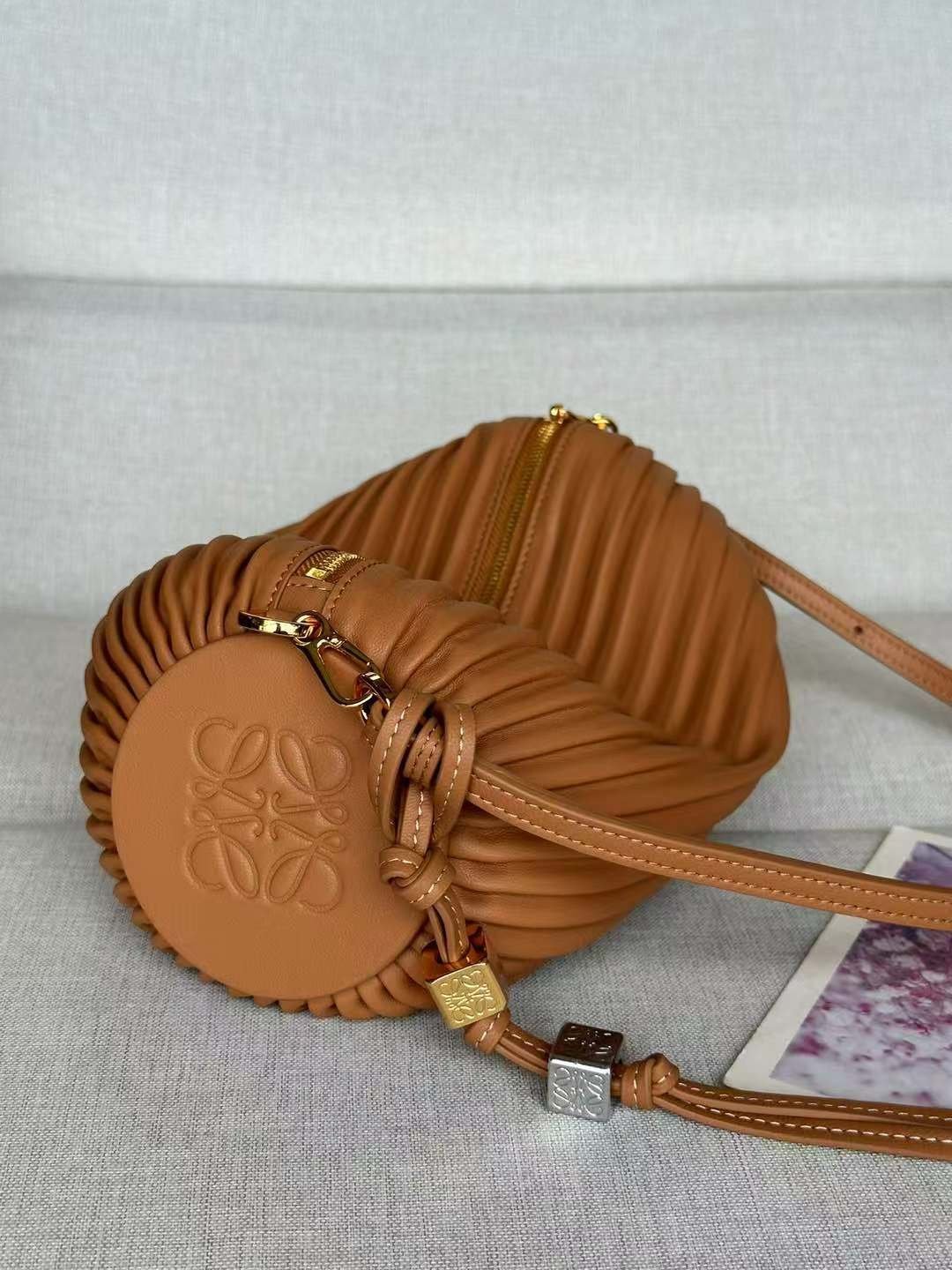 Armbandtasche aus plissiertem Lammnappaleder – Bild 4