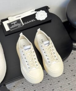 Alternative view of Wei?e Sneaker aus weichem Stoff